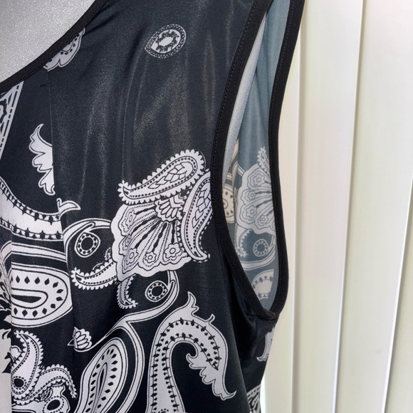 Black and White Patterned Sleeveless Top - Picture 3 of 5